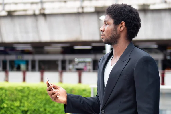 Африканский Бизнесмен Помощью Мобильного Приложения Смартфонов — стоковое фото
