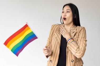 Heyecanlı ikili olmayan LGBT kişisi LGBT farkındalık gururu ayı için şaşırmış ifade gösteriyor