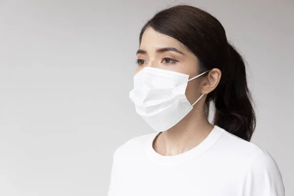 为防止季节性流感及沙尘污染 亚洲女性佩戴白色口罩 — 图库照片