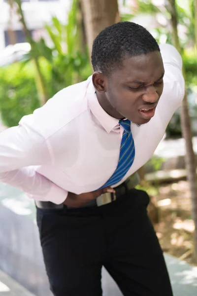 アフリカの胃の痛みを持つ男 過労したアフリカのオフィスワーカーオフィス症候群 胃の痛み 腹部の痛み 酸逆流 胃癌に苦しむ — ストック写真
