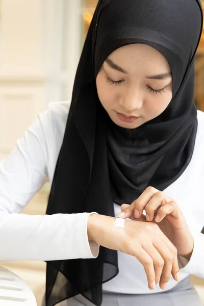 穆斯林妇女的手受了伤 用干净绷带包扎的急救小伤害治疗 — 图库照片