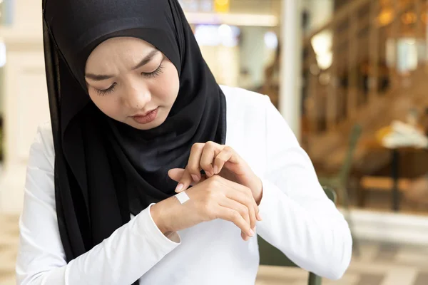 Muzułmanka Ranną Ręką Pierwsza Pomoc Przy Drobnych Obrażeniach Pokryta Czystym — Zdjęcie stockowe