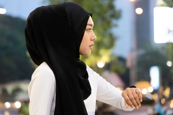 Nieszczęśliwa Muzułmanka Czeka Niepunktualni Ludzie Spóźnią Się Spotkanie — Zdjęcie stockowe