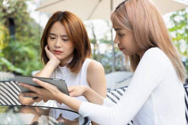 Genç tecrübesiz finansal danışman sıkıcı ve anlaşılması zor bir teklifi müvekkiline sunuyor.