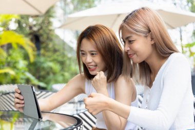 Etkin duygusal Asyalı kadınlar online içerik yayınlama hizmeti üzerinden aksiyon agresif dövüş filmi izliyorlar