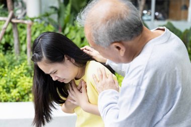 Yaşlı büyükbabası olan yaşlı bir baba ya da yeğen tarafından midesi bulanan hasta bir kız.