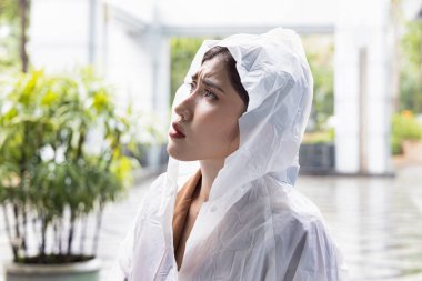 Yağmurlu muson mevsiminde yağmurda kötü hisseden mutsuz bir kadın.