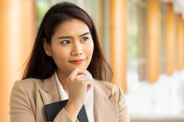 Mutlu ofis çalışanı kadın olumlu bir ruh haliyle düşünüyor ve planlıyor.