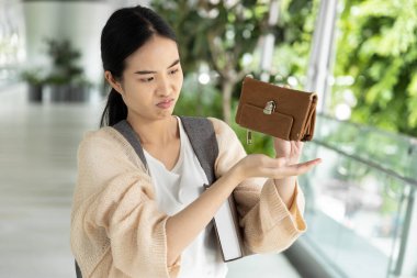 Parası olmayan Asyalı öğrenci, yüksek öğrenim ücreti konsepti, burs parası, eğitim parası