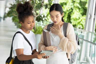 Bilgisayar tabletine bakan Asyalı ve Afrikalı üniversite öğrencileri kötü haber ya da olumsuz haber gösteriyorlar, uluslararası öğrencilerle okul konseptine geri dönüyorlar.