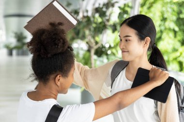 Uluslararası öğrenci, Afrikalı ve Asyalı kadın birbirleriyle savaşıyor