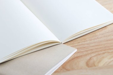 Geri dönüşümlü kağıt kitap ahşap arka plan üzerinde