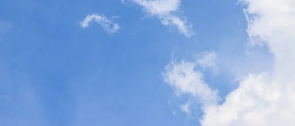 Wolkenlandschap Blauwe Heldere Lucht Witte Wolken Breed Panorama Uitgestrekte Blauwe — Stockfoto