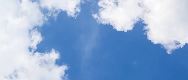 Bulutlar Mavi Açık Gökyüzü Beyaz Bulutlar Geniş Manzara Engin Mavi — Stok fotoğraf