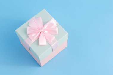 Güzel bir hediye paketi, hediyelerle dolu bir kutu, neşeli bir ruh hali, mavi arka planda bir hediye.