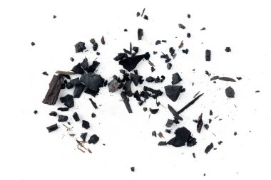 Beyaz arkaplanda izole edilmiş siyah kömür parçacıkları aktif kömür tozu