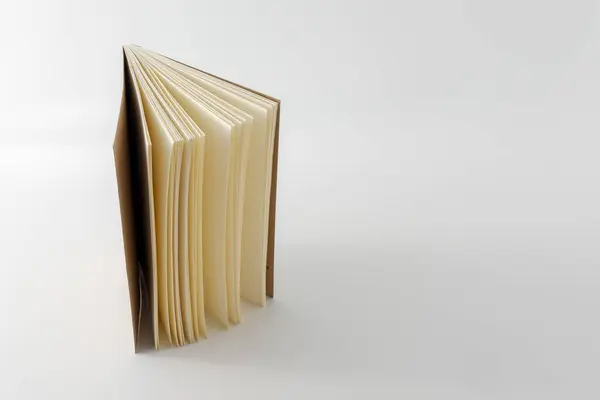 白い背景の上のリサイクル紙の本 — ストック写真