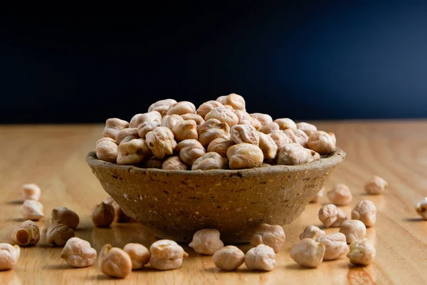 新鮮なひよこ豆の有機マメ科植物の健康的な食事を作る — ストック写真