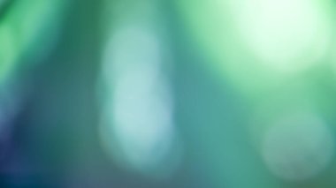 Bokeh, arka planda ışıklar ve gölgeler ile bulanıklaştı. Sanatsal stil tasarımınız için şehir soyut doku arkaplanını bulanıklaştırdı