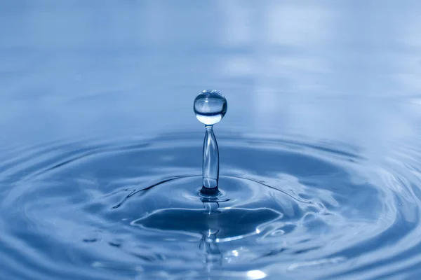 Kék Csepp Víz Folyékony Kék Víz Csepp Hullámos Háttér — Stock Fotó