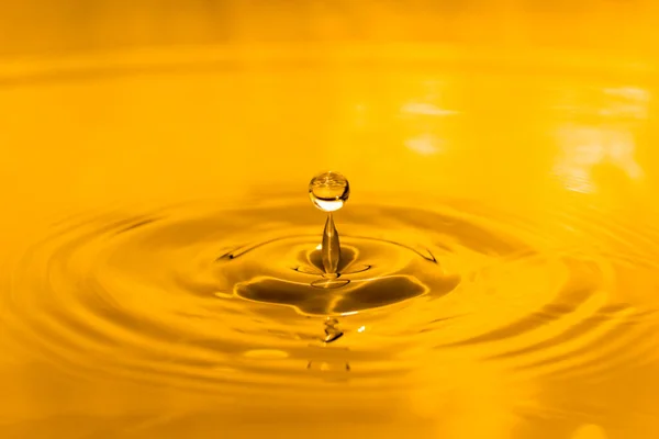 Gele Drop Olie Vloeibare Goud Olie Druppel Rimpel Achtergrond — Stockfoto