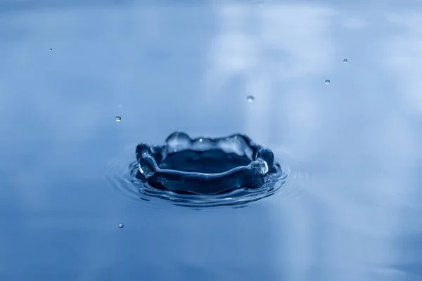 Синя Крапля Води Рідка Блакитна Крапля Води Пульсуючий Фон — стокове фото
