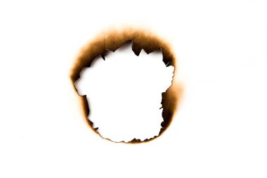 Beyaz arkaplanda izole edilmiş bir kağıt parçasında yanmış delikler