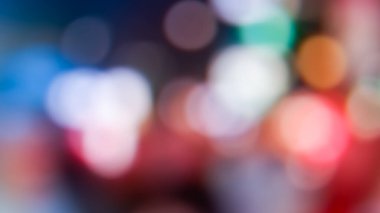 Bokeh, arka planda ışıklar ve gölgeler ile bulanıklaştı. Sanatsal stil tasarımınız için şehir soyut doku arkaplanını bulanıklaştırdı