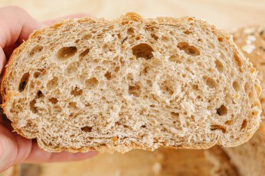 Keten tohumu ve ayçiçeği tohumlarıyla kaplı taze pişmiş tam tahıllı ekmek.