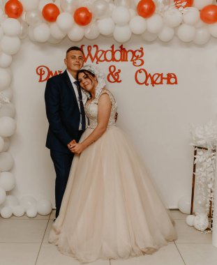 Damadın ve gelinin başları örtülü şalla sarılmışlar düğünün sonunda öpüşüp öpüşüyorlar. Slav Ukrayna Rus gelenekleri