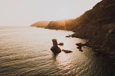 Karadağ 'daki Adriyatik Denizi üzerinde akşam görüşlü hava aracı. panoramik güneşli deniz dağı gün batımı. Yaz doğa duvar kâğıdı. Koyu sakin su kayası. Dağlar sahil şeridi. İnanılmaz bir açık hava manzarası.