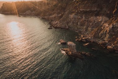 Karadağ 'daki Adriyatik Denizi üzerinde akşam görüşlü hava aracı. panoramik güneşli deniz dağı gün batımı. Yaz doğa duvar kâğıdı. Koyu sakin su kayası. Dağlar sahil şeridi. İnanılmaz bir açık hava manzarası.