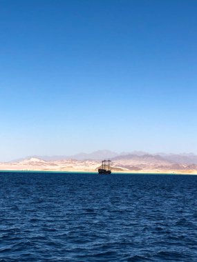 Ufuktaki gemi yatı Mısır sınırında. panoramik manzara mavi deniz yüzeyi kıyıdan çok uzakta. Doğal arka plan güneşli gün gökyüzü. Boş alan duvar kâğıdı modellemesi. Yaz arkaplanı sakin Deniz Kızıldeniz