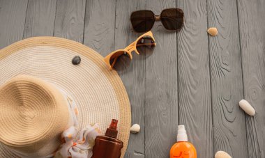 Her zamanki gibi maske, şapka, güneş gözlüğü güneş kremi, bronzlaştırıcı, ultraviyole ışınlar. Yaz arkaplan şablonu modelleme boş alan şablonu örnekleme metni. Üst görünüm