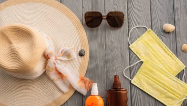 Her zamanki gibi maske, şapka, güneş gözlüğü güneş kremi, bronzlaştırıcı, ultraviyole ışınlar. Yaz arkaplan şablonu modelleme boş alan şablonu örnekleme metni. Üst görünüm