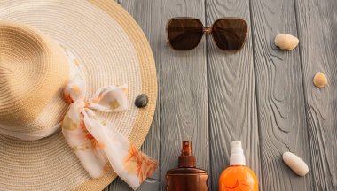 Her zamanki gibi maske, şapka, güneş gözlüğü güneş kremi, bronzlaştırıcı, ultraviyole ışınlar. Yaz arkaplan şablonu modelleme boş alan şablonu örnekleme metni. Üst görünüm