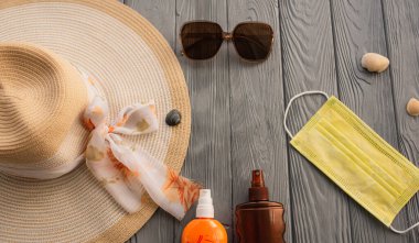 Her zamanki gibi maske, şapka, güneş gözlüğü güneş kremi, bronzlaştırıcı, ultraviyole ışınlar. Yaz arkaplan şablonu modelleme boş alan şablonu örnekleme metni. Üst görünüm