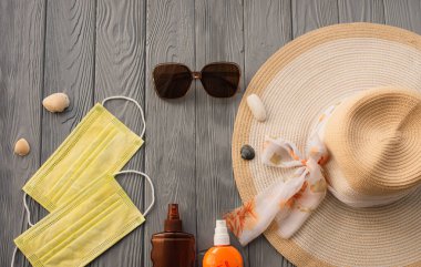 Her zamanki gibi maske, şapka, güneş gözlüğü güneş kremi, bronzlaştırıcı, ultraviyole ışınlar. Yaz arkaplan şablonu modelleme boş alan şablonu örnekleme metni. Üst görünüm