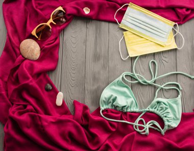 Yeni normal covid-19 koruyucu yüz virüs salgını tıbbi maske güneş gözlüğü. Turkuaz mayo sutyeni. Yaz arkaplan şablonu modelleme boş alan deseni renkli kompozisyon örneği metni. Yukarıdaki üst görünüm