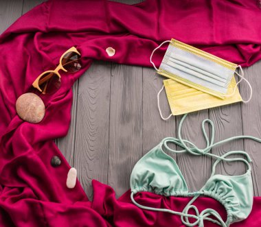 Yeni normal covid-19 koruyucu yüz virüs salgını tıbbi maske güneş gözlüğü. Turkuaz mayo sutyeni. Yaz arkaplan şablonu modelleme boş alan deseni renkli kompozisyon örneği metni. Yukarıdaki üst görünüm