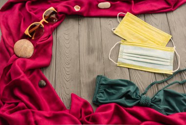 Yeni normal covid-19 koruyucu yüz virüs salgını tıbbi maske güneş gözlüğü. Turkuaz mayo sutyeni. Yaz arkaplan şablonu modelleme boş alan deseni renkli kompozisyon örneği metni. Yukarıdaki üst görünüm