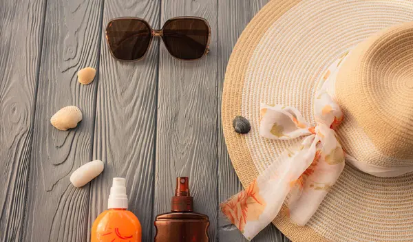 Her zamanki gibi maske, şapka, güneş gözlüğü güneş kremi, bronzlaştırıcı, ultraviyole ışınlar. Yaz arkaplan şablonu modelleme boş alan şablonu örnekleme metni. Üst görünüm