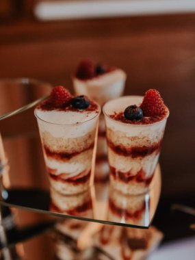 Lüks düğün resepsiyonunda çilekli şık tatlılar, şekerli gofretler. Restoranda yemek servisi. Kurabiyeler masanın üstünde. Metin için boşluk. Kekler, çilekli tart, çörekler...