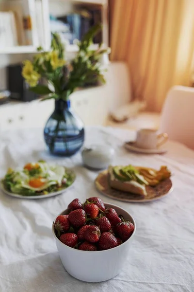 Fresh Strawberries Healthy Brunch Dining Table — Stok fotoğraf