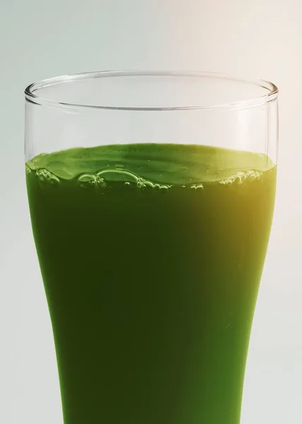 玻璃模型中的脱毒绿果汁 — 图库照片