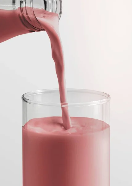 Полуничне Молоко Вливають Склянку — стокове фото