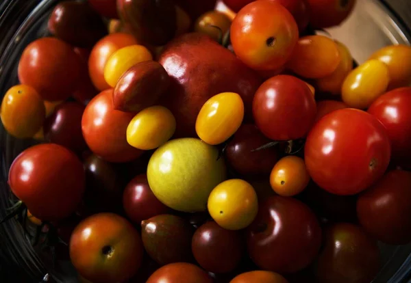 Verschiedene Tomatengrößen Einer Schüssel — Stockfoto