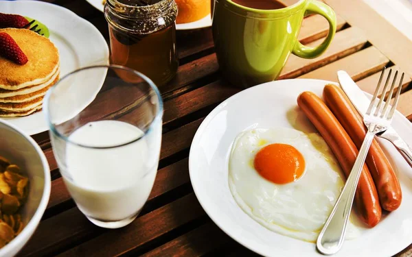 Närbild Stekt Ägg Med Korv Som Frukost — Stockfoto