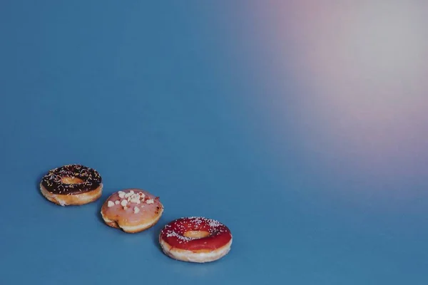 Kleurrijke Smakelijke Geglazuurde Donut Met Hagelslag — Stockfoto