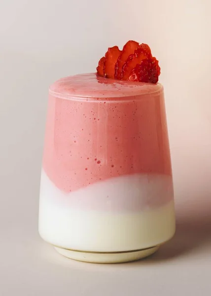 Gelaagde Aardbeien Yoghurtsmoothie — Stockfoto